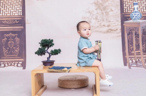 成都宝宝边吃奶边挣扎烦躁